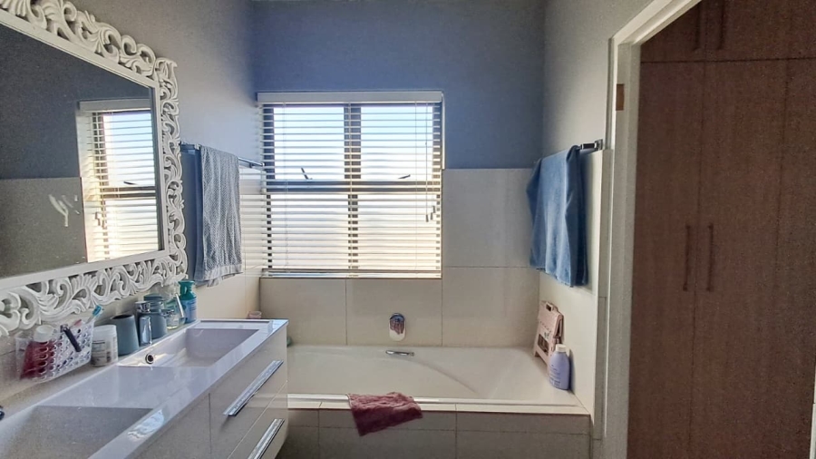 To Let 4 Bedroom Property for Rent in Avalon Estate Western Cape